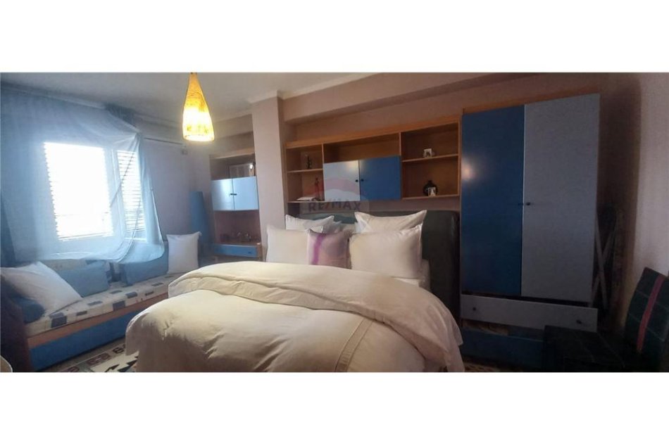Tirane, jepet me qera apartament 1+1 , 102 m² 550 € (Qender - Rruga Mine Peza)