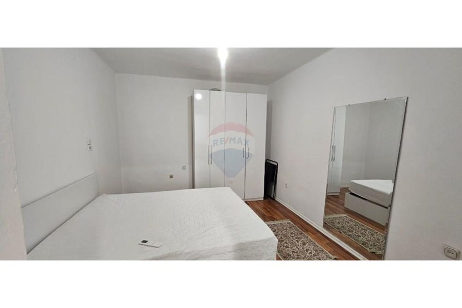 Tirane, jepet me qera apartament 1+1 Kati 5, 50 m² 550 € (Bllok)