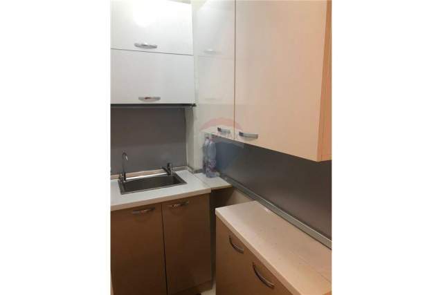 Tirane, jepet me qera ambjent biznesi Kati 1, 84 m² 650 Euro (Sheshi Wilson)