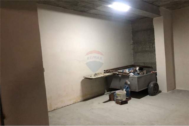 Vlore, shitet garazh Kati -1, 30 m² 16.000 Euro (Rruga Cajupi)