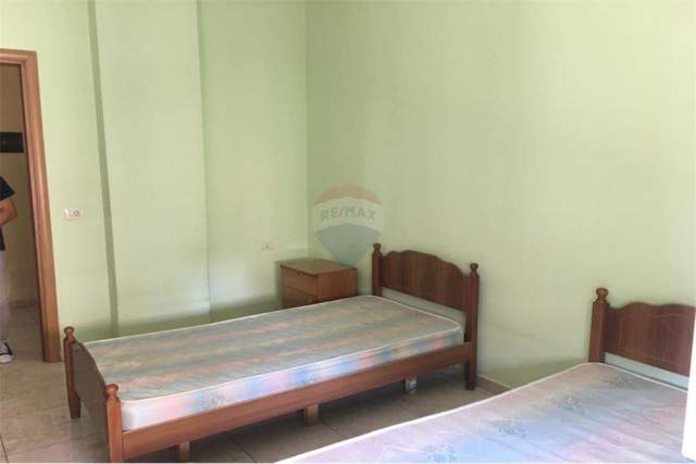 Tirane, jepet me qera apartament 1+1 Kati 5, 83 m² 300 Euro (Laprake)