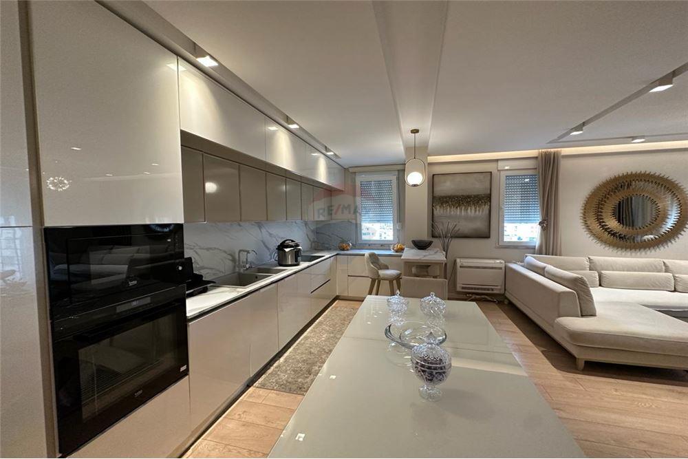 Shitet Apartament 3+1+ Post Parkimi  tek RRuga Elbasanit
