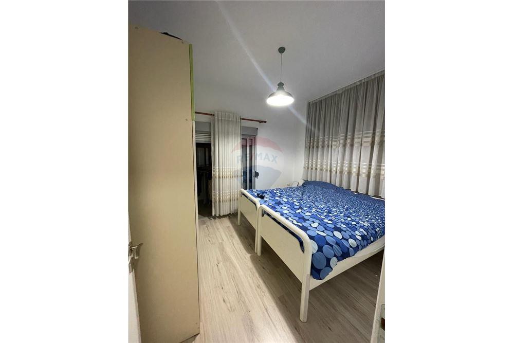Jepet me Qera 2+1 tek Brryli, prane Maternitetit te Ri