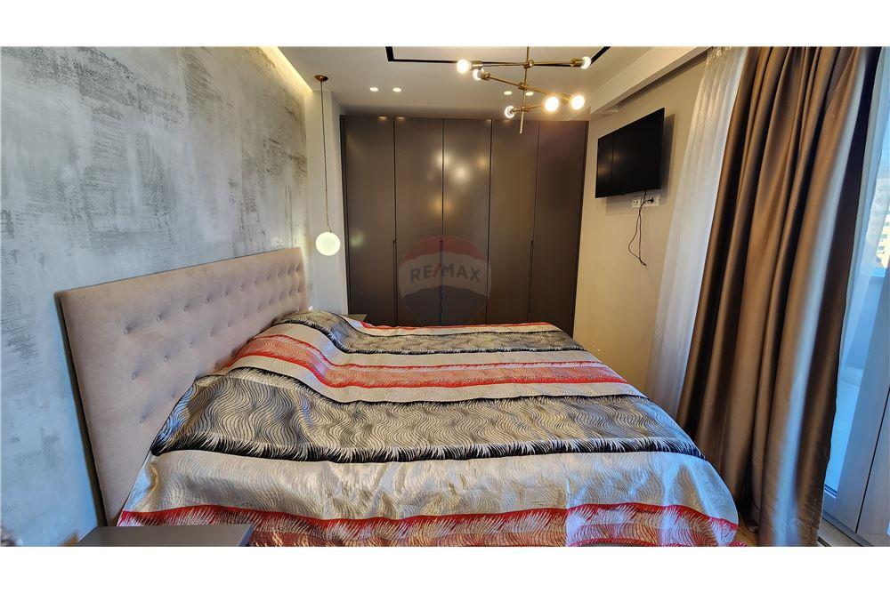 Jepet me Qera apartament luksoz 2+1+2 poste parkimi tek RRuga Barrikadave-Qender