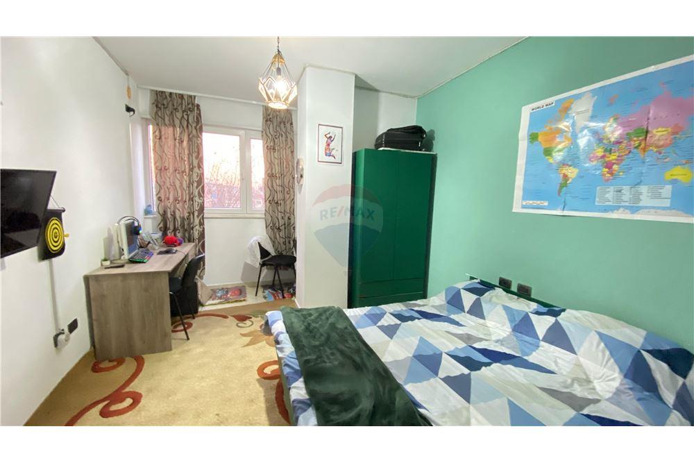 Shitet Apartament 2+1 tek Xhamlliku