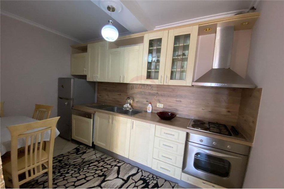 Tirane, jepet me qera apartament 2+1+Ballkon, Kati 5, 104 m² 600 € (Rruga e Durresit)