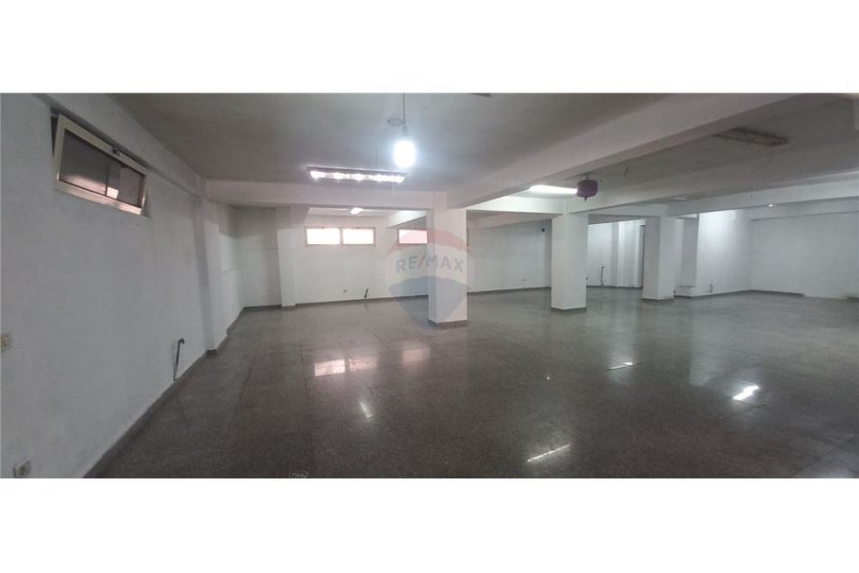Tirane, jepet me qera ambjent biznesi , Kati -1, 200 m² 1,500 € (Mine Peza,Kafe Flora)