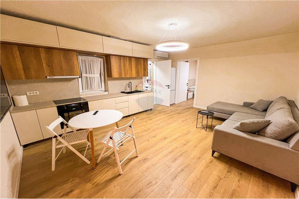 Tirane, shitet 2+1 Kati 4, 57 m² 140.000 € (9 Katshet, Qender)