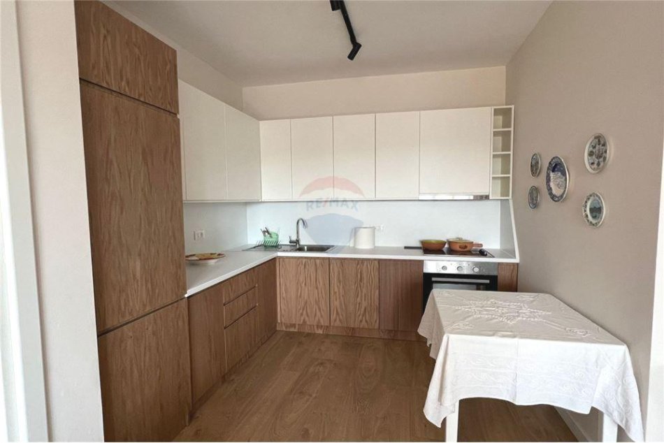 Tirane, jepet me qera apartament 2+1+Ballkon Kati 8, 105 m² 1.000 € (Rruga Myslym Shyri)