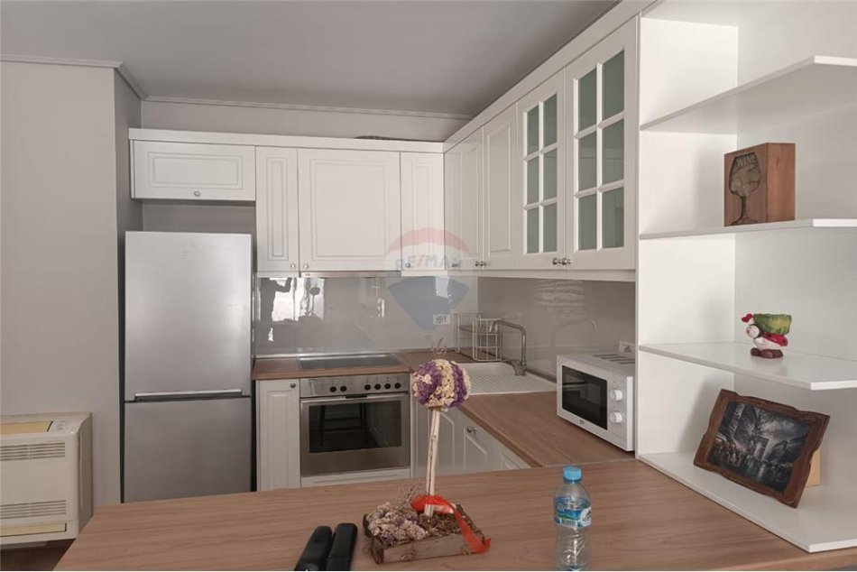 Tirane, jepet me qera apartament 2+1+Ballkon Kati 5, 128 m² 750 € (Rruga Frosina Plaku)