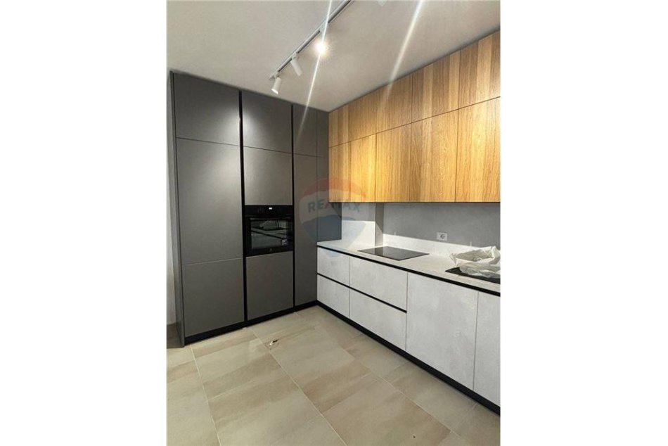 Tirane, shitet apartament 1+1 , 65 m² (Kompleksi Star - 21 Dhjetori,)
