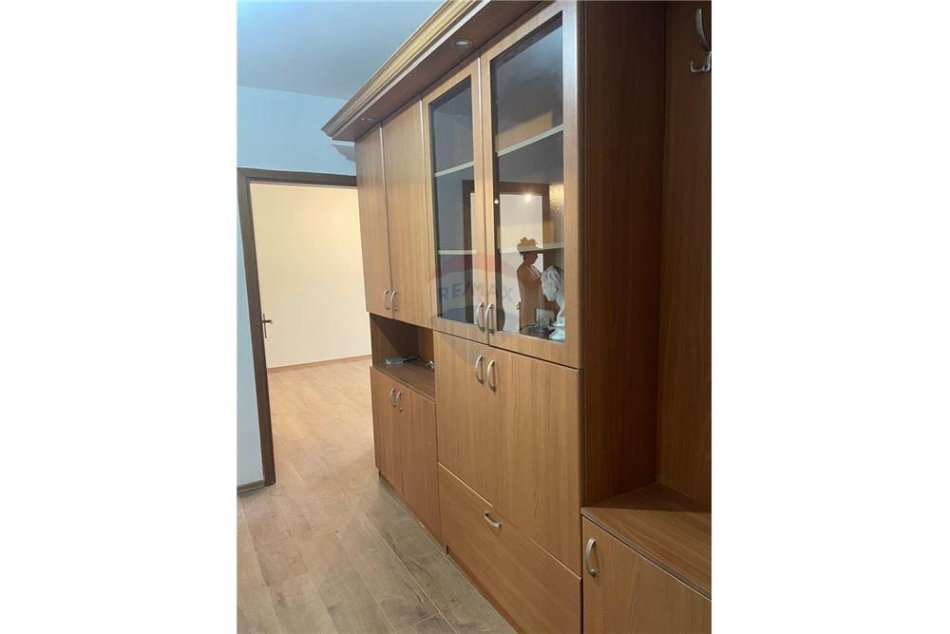 Tirane, jepet me qera ambjent biznesi Kati 3, 60 m² 600 € (Rruga Brigada VIII)