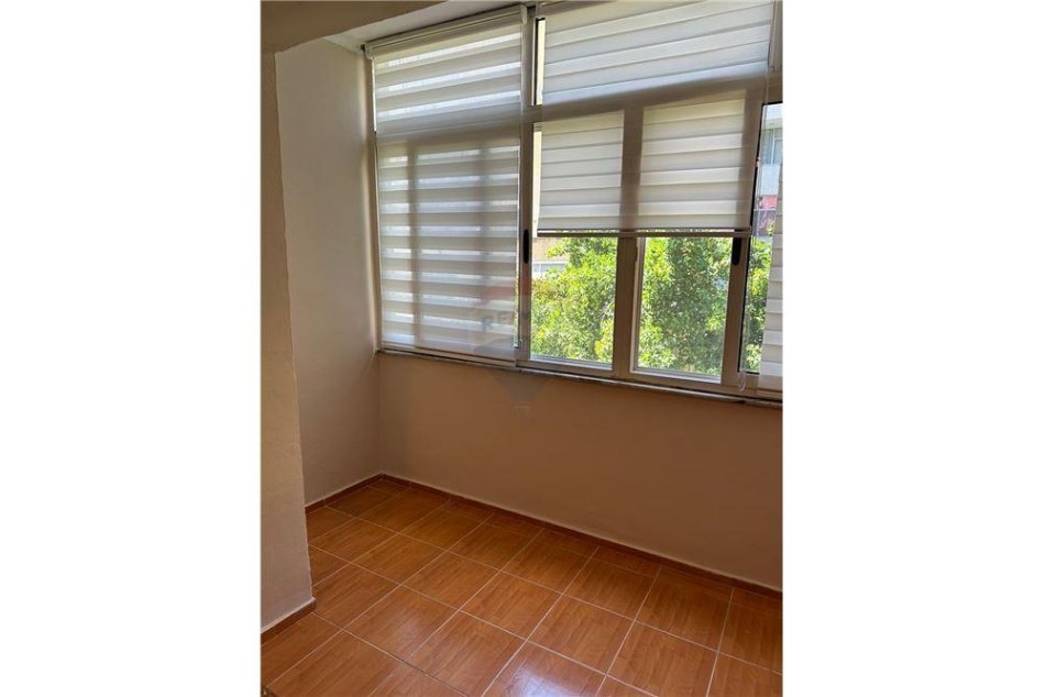 Tirane, jepet me qera apartament 1+1 Kati 5, 70 m² 500 € (Rruga e Kavajes, prane Xhamise)