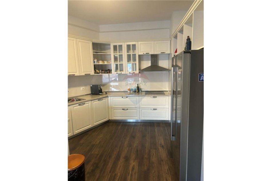 Tirane, jepet me qera apartament 3+1 Kati 3, 172 m² 1.000 € (Benjamin Kruta)