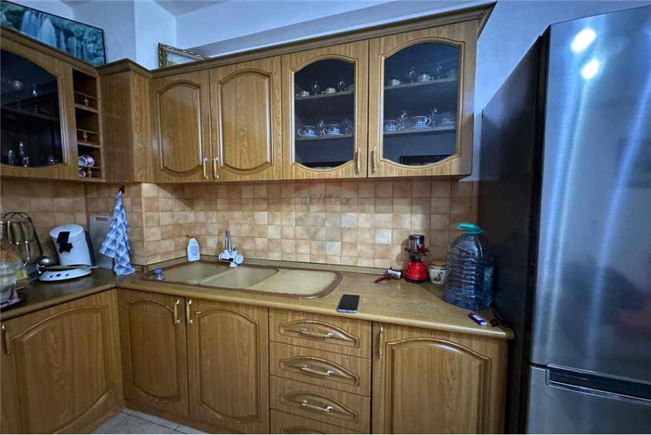 Tirane, shitet apartament 1+1 Kati 3, 65 m² 90.000 € (rruga e dibres)