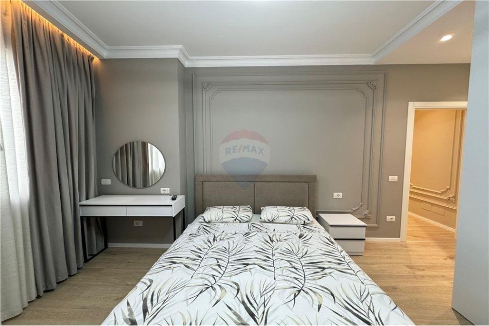 Shqiperi, jepet me qera 2+1+Ballkon Kati 8, 1.500 € (Rruga e Barrikadave, Qender)