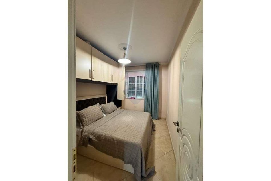 Tirane, jepet me qera 1+1 Kati 1, 50 m² 450 € (mine peza)