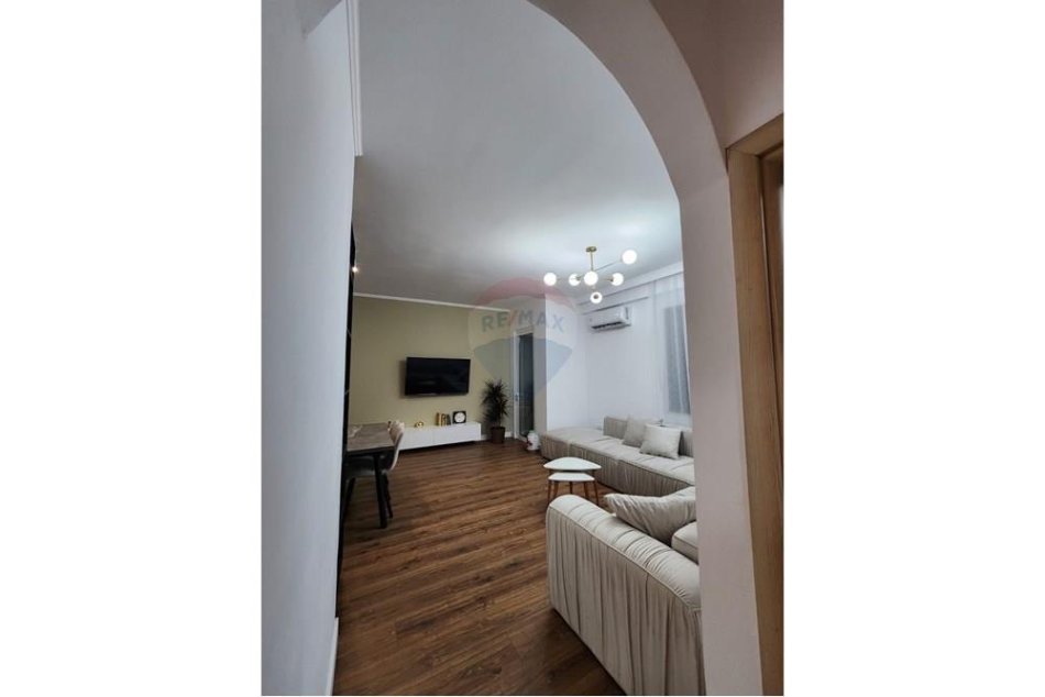 Tirane, jepet me qera 1+1+Ballkon , 500 € (Nela 6, Yzberisht)
