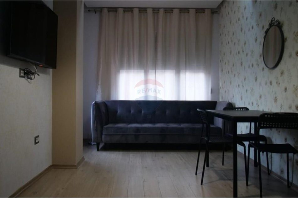 Tirane, jepet me qera 1+1+Ballkon Kati 3, 65 m² 600 € (Rruga e Barrikadave)