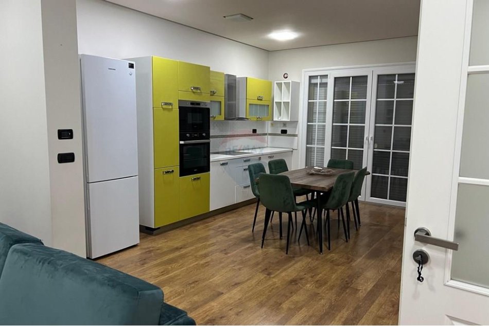 Tirane, jepet me qera 5+1+Ballkon Kati 0, 2.000 m² 2.000 € (TEG)