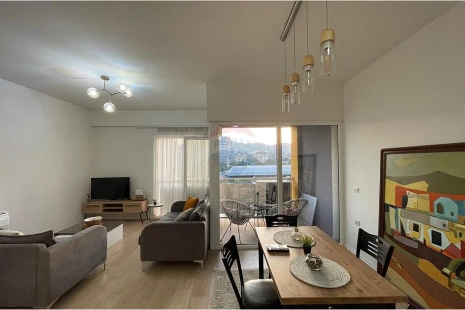 Tirane, jepet me qera 2+1+Ballkon Kati 6, 90 m² 1.400 € (Rruga e Kosovareve)