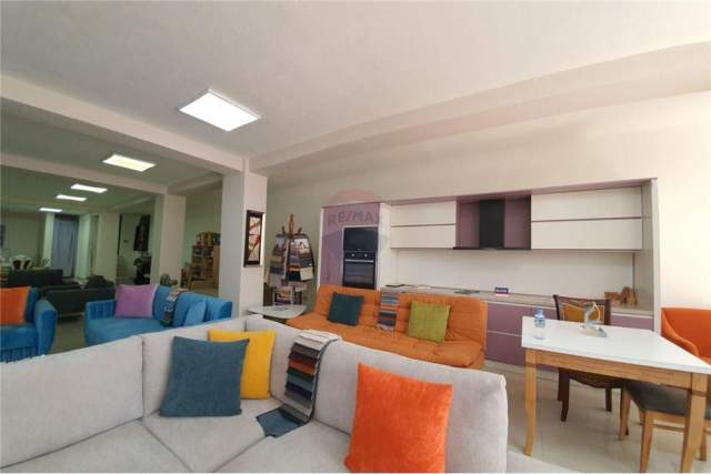 Tirane, shitet dyqan Kati 0, 137 m² 280.000 Euro (Ish ekspozita)