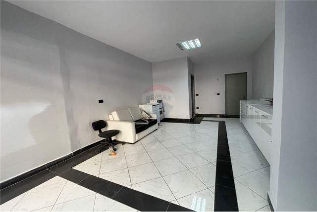 Tirane, jepet me qera zyre 27 m² 400 Euro (Imer Kurti - Petro Nini - Tirana e Re)