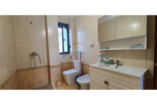 Tirane, jepet me qera apartament 2+1+A Kati 2, 150 m² 400 Euro (5 Maj)