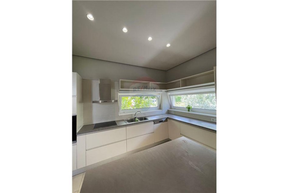 Tirane, jepet me qera Vile 5+1+Aneks+Ballkon Kati 1, 900 m² 4.000 € (Bathore)