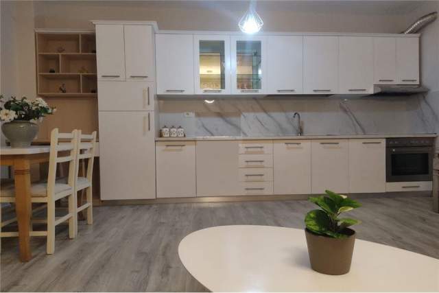 Tirane, jepet me qera apartament 1+1 Kati 4, 65 m² 350 Euro