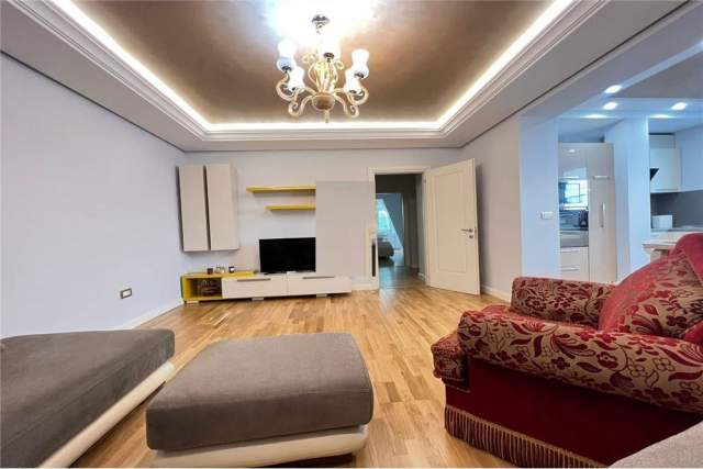 Tirane, jepet me qera apartament 2+1 Kati 1, 90 m² 800 Euro (qender)