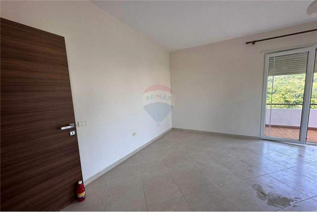 Tirane, jepet me qera apartament 2+1+BLK Kati 3, 400 Euro (Kopshti Botanik)
