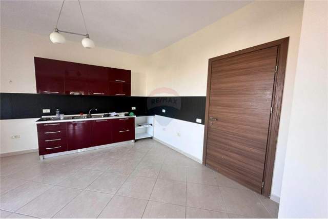 Tirane, jepet me qera apartament 2+1+BLK Kati 3, 400 Euro (Kopshti Botanik)