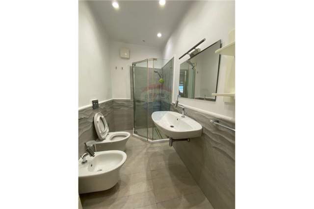 Tirane, jepet me qera Penthouse 2+1+BLK Kati 10, 150 m² 2.200 Euro (bllok)