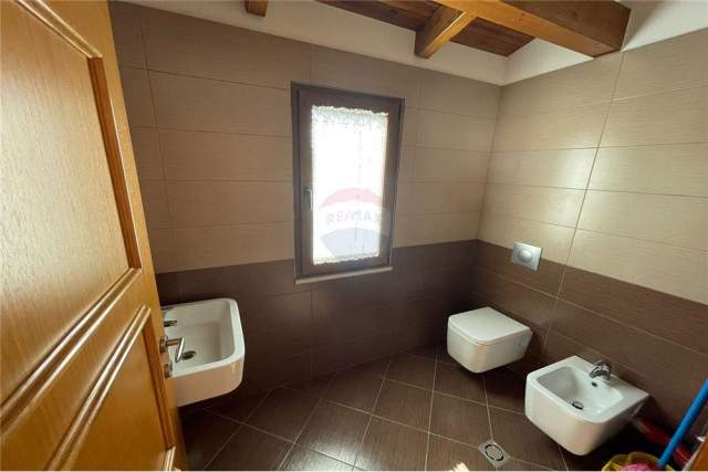 Tirane, jepet me qera Penthouse 2+1 Kati 8, 133 m² 1.300 Euro (bllok)