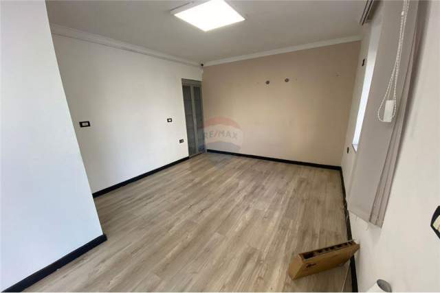 Tirane, jepet me qera zyre Kati 1, 80 m² 490 Euro (Rruga e Kavajes)