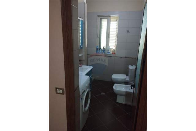 Tirane, jepet me qera Vile 3+1+BLK Kati 2, 157 m² 1.400 Euro (Kombinat)