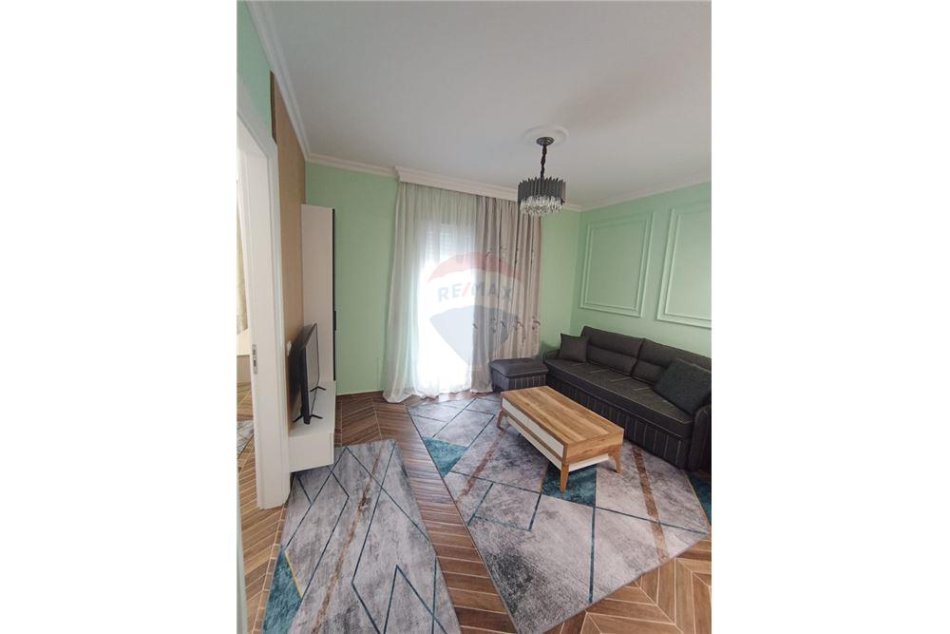Ofrohet apartament 1+1+post parkimi per shitje.