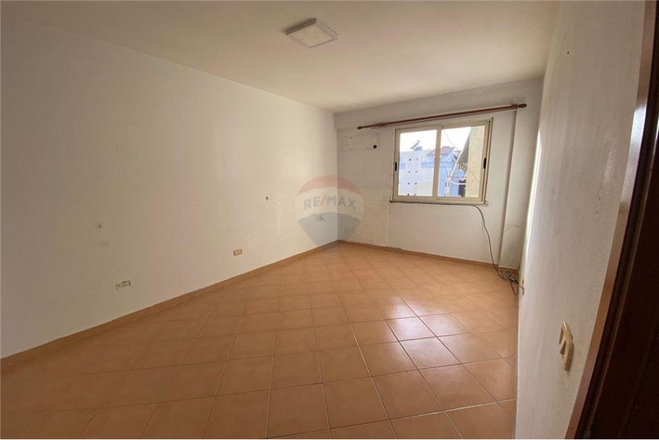 Shitet Apartament 2+1 te Komuna e Parisit