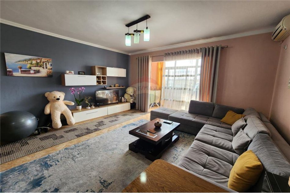 Tirane, shes 1+1, Kati 5, 67 m² 99,000 € (Shitet apartament 1+1 prane Maternitetit te Ri)