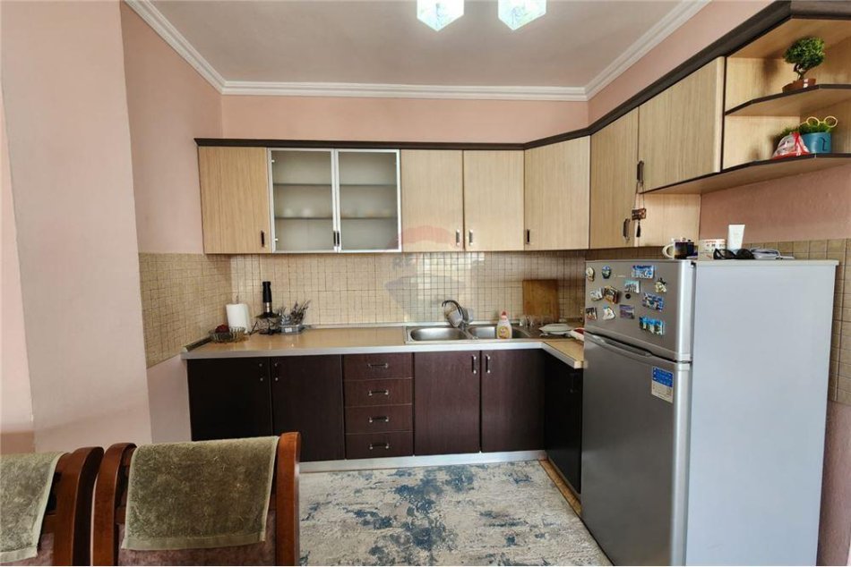 Tirane, shes 1+1, Kati 5, 67 m² 99,000 € (Shitet apartament 1+1 prane Maternitetit te Ri)