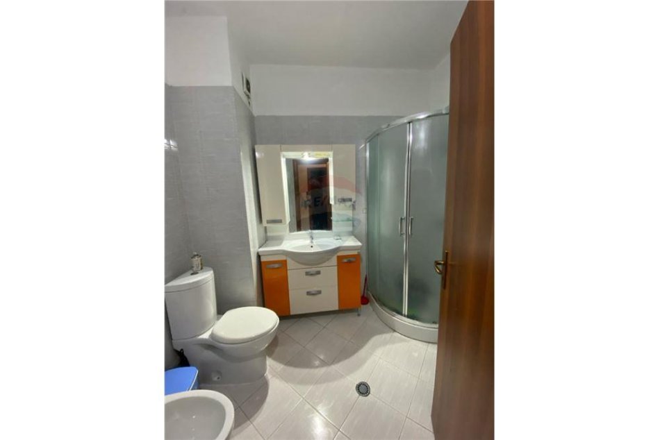 Tirane, jepet me qera apartament 3+1, , 140 m² 450 € (Apartament 3+1 per qira ne Astir !)