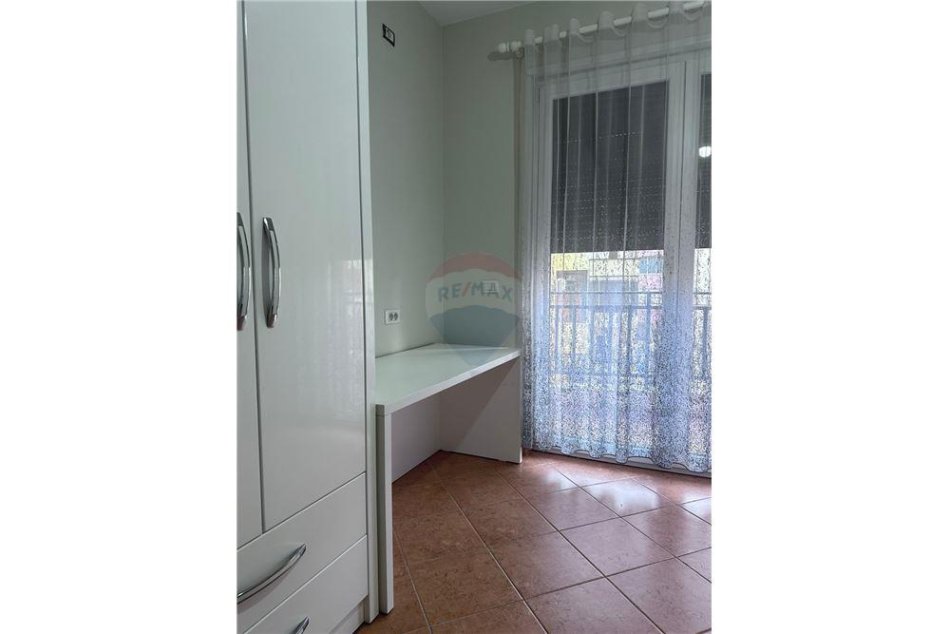 Tirane, jepet me qera apartament 3+1, Kati 5, 125 m² 650 € (QIRA APARTAMENT 3+1 KOMUNA E PARISIT!)