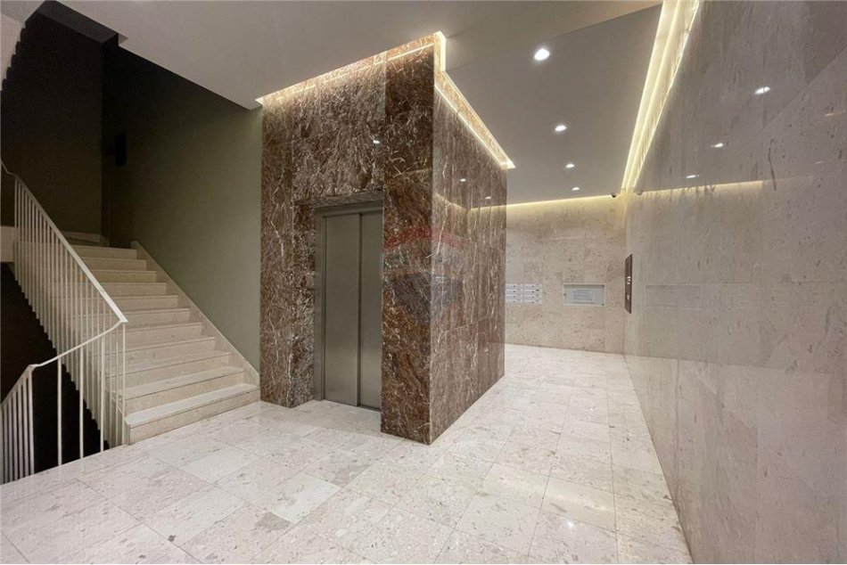 Tirane, jepet me qera apartament 1+1, Kati 4, 79 m² 670 € (Apartament 1+1+ Post Parkimi per qira tek Zogu Zi)