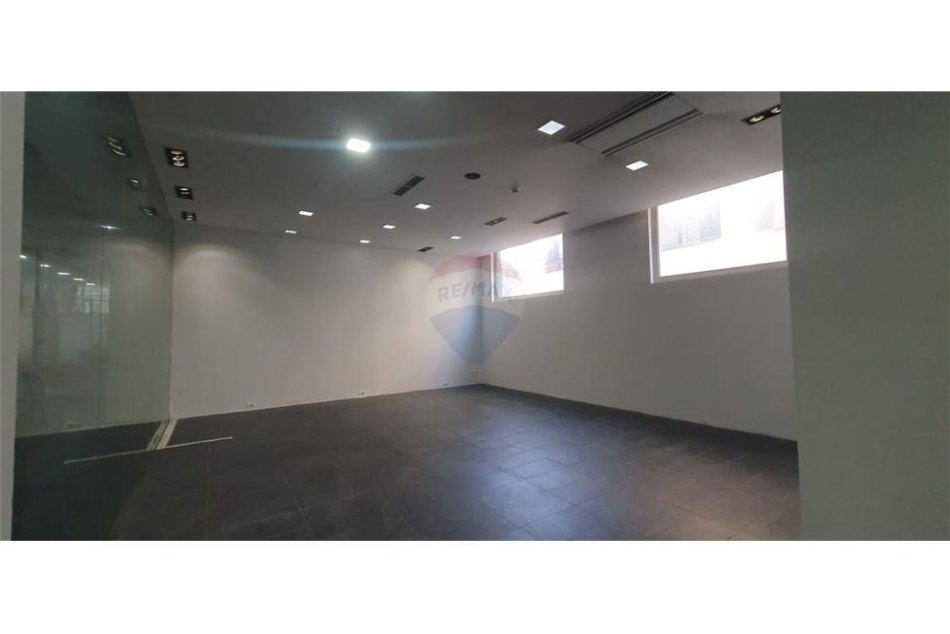 Tirane, jepet me qera zyre , Kati 1, 75 m² 1,100 € (JEPET ZYRE PER QIRA NE BLLOK 75m2)