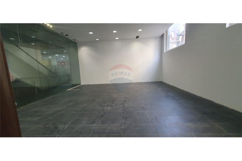 Tirane, jepet me qera zyre , Kati 1, 75 m² 1,100 € (JEPET ZYRE PER QIRA NE BLLOK 75m2)