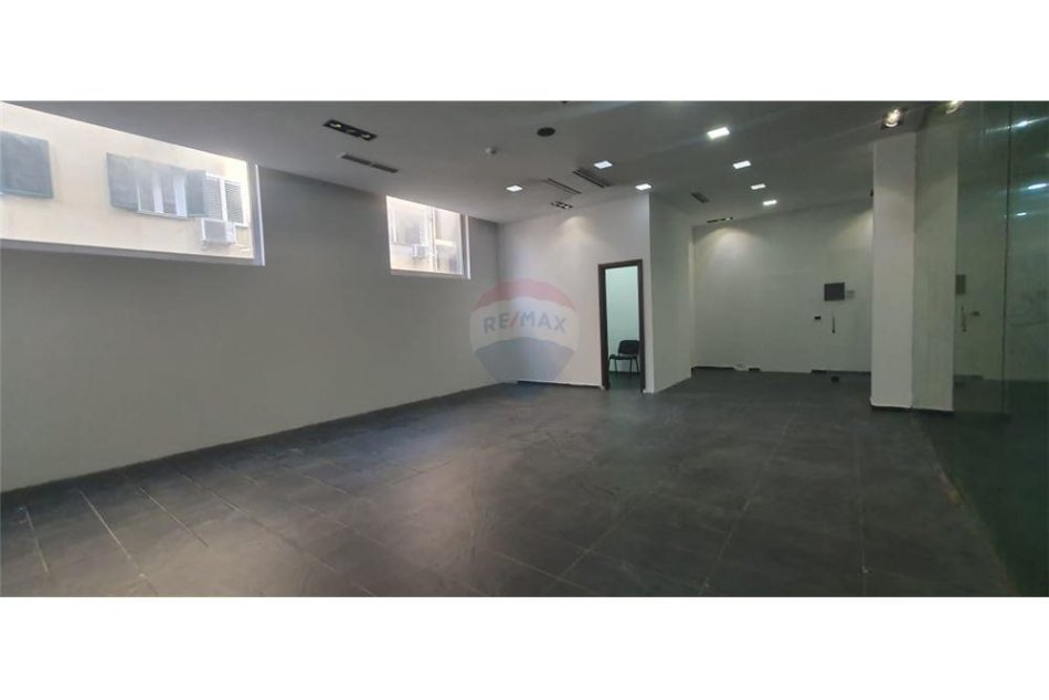 Tirane, jepet me qera zyre , Kati 1, 75 m² 1,100 € (JEPET ZYRE PER QIRA NE BLLOK 75m2)