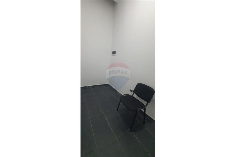 Tirane, jepet me qera zyre , Kati 1, 75 m² 1,100 € (JEPET ZYRE PER QIRA NE BLLOK 75m2)