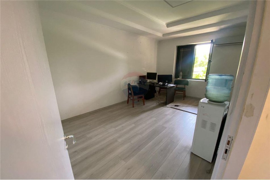 Tirane, shitet zyre , Kati 1, 75 m² 257,500 € (AMBIENT ZYRASH NE SHITJE NE ZEMER TE BLLOKUT)