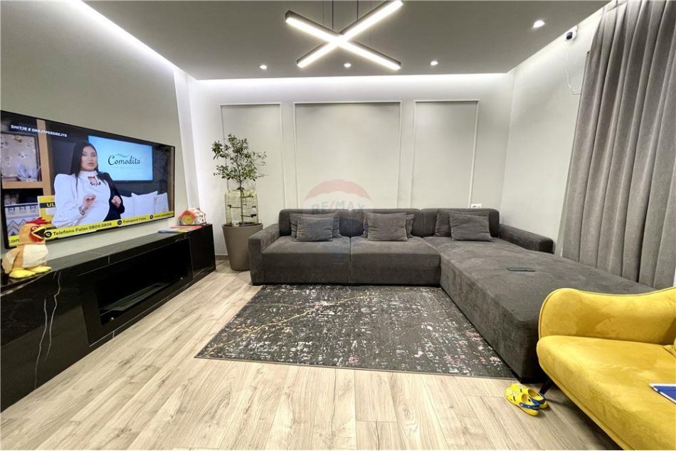 Tirane, shitet apartament 2+1, Kati 8, 175 m² 200,000 € (Apartament luksoz ne shitje, 2+1 me verande ne fillim te rruges &quot;5 Maji&quot;!)